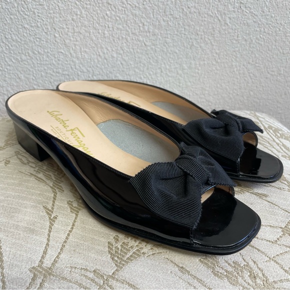 Salvatore Ferragamo Patent Leather Bow Open-toe Slides 8B - Picture 1 of 9